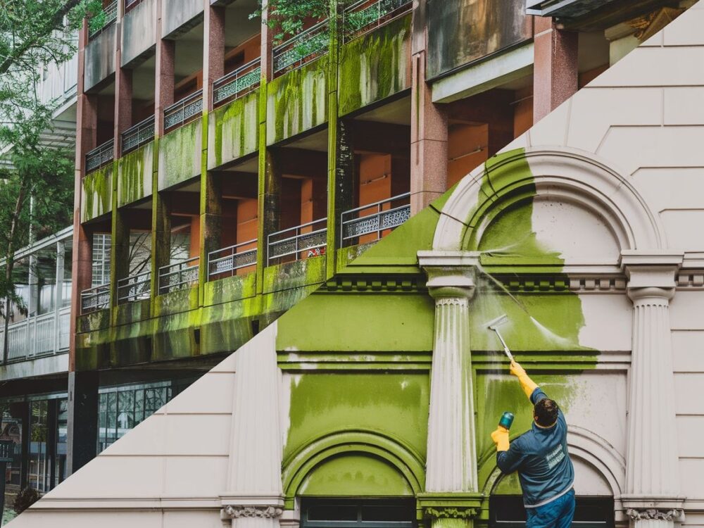 Prace konserwacyjne na zewnętrznej ścianie budynku